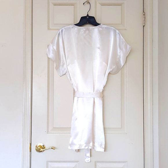 NWT. Victoria's Secret Cream Satin Embroidery and Lace Cami and Robe Set. - Picture 5 of 10